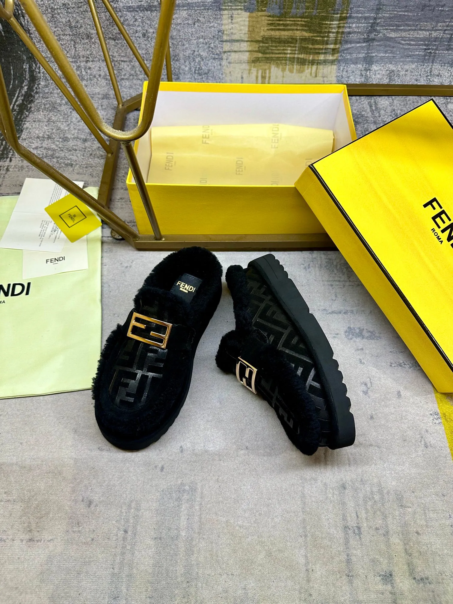 p560🐮🐮FENDI’s latest casual round toe flat half slippers. Made of black suede material and decorated with a tonal embossed FF pattern. Tonal shearling lining and trim. Decorated with Baguette hardware in gold-finish metal. Thick black non-slip sole with contrasting inlay and FENDI lettering on the heel. Women’s sizes 35-40, men’s sizes 39-45